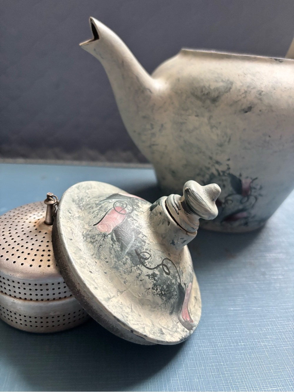 Vintage teapot with strainer . - Picture 6 of 12
